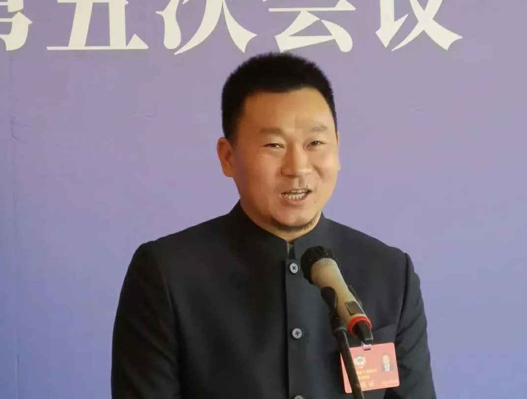 为进一步展示市政协团结、民主、开放、自信的形象，向市民和网友展示政协委员的履职风采，中山市政协十二届五次会议在2月4日上午开幕前开设“委员通道”，市政协委员、开云官方app下载站-开云(中国)公司总经理陈朝阳走进“委员通道”，回应社会关切的问题。他就如何做好城市应急管理规划的问题进行发言，并回答记者提问。.jpg
